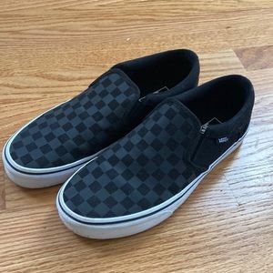 Mens 9, black checkerboard vans.